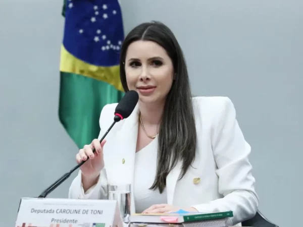deputada federal Caroline De Toni