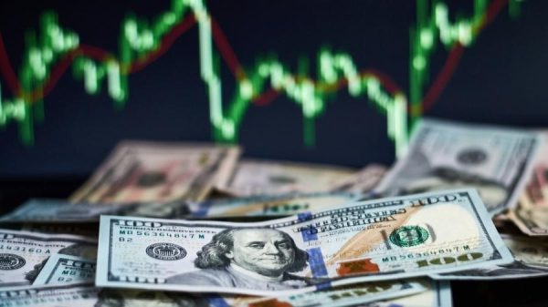 Dólar Reage