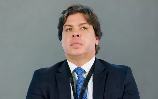 Foto Executivo png e1745437725598