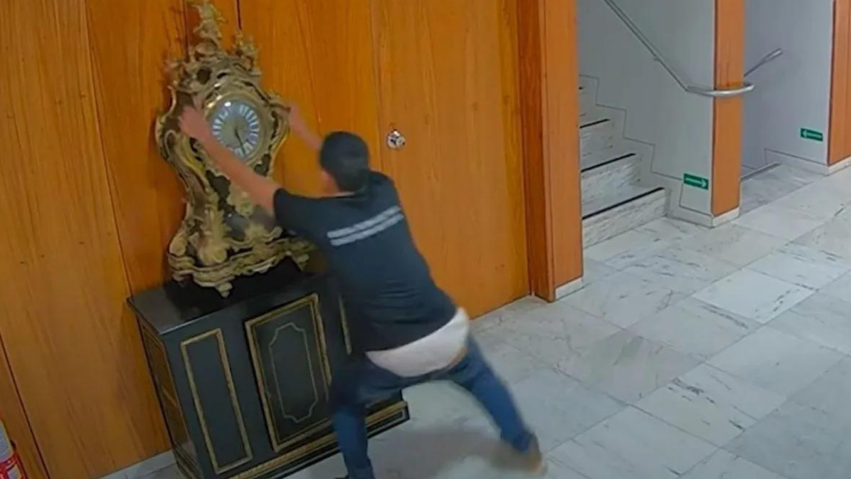 homem quebrou relogio 81 8 de janeiro de 2023