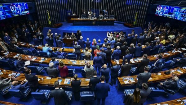 Senado analisa projeto