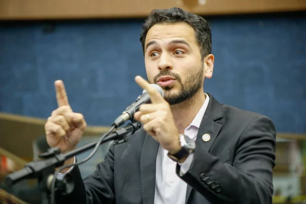 politica uner augusto que assumiu em fevereiro deste ano a cadeira deixada por nikolas ferreira pl perdeu o mandato por decisao do tse 1708811095