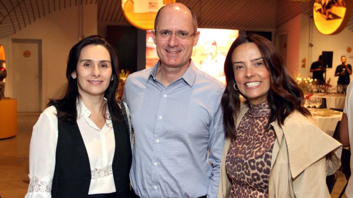 001   Ontem no almoço de confraternização do Grupo Fred Izack, no Centro Gastronômico da Nhac (fotosTião Mourão) Daniela Maia Braz, Eric Braz Tambasco e Juliana Maia...