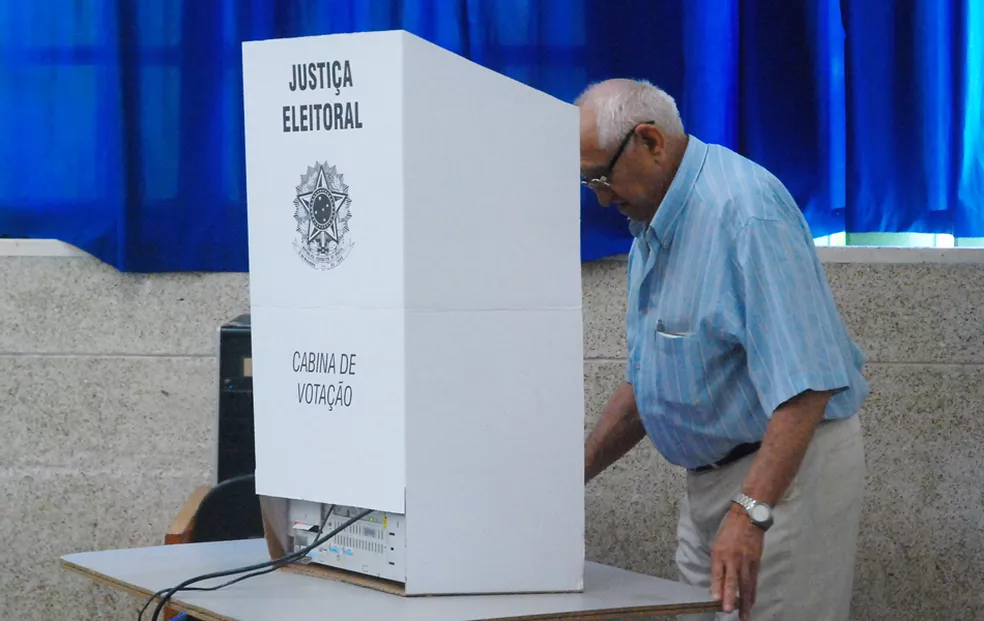 idoso votacao.jpg