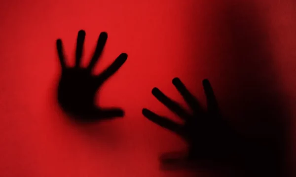 silhuetas a de maos aterrorizantes no estudio 0