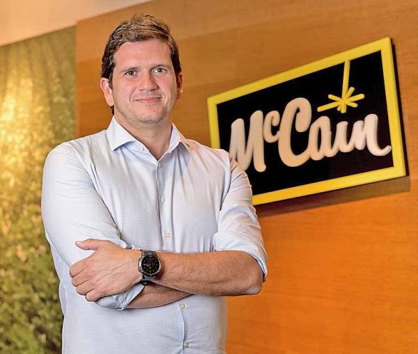 Fábrica canadense de batatas expande operação e investe R$ 1,8 bi em Araxá A McCain, indústria canadense especializada na produção de batatas pré-fritas congeladas, irá expandir sua operação com investimento de R$ 1,8 bilhão na cidade de Araxá. Este aporte, inteiramente privado, será voltado para a ampliação da capacidade produtiva da empresa até 2027. A ampliação da fábrica inclui novas linhas de produção, aumento das áreas de armazenagem e estima-se que mais de 350 empregos sejam criados, além da participação de mais de mil profissionais no setor agrícola. Além da instalação de uma nova linha de batatas pré-fritas está prevista uma linha de produtos pré-formados e a construção de estruturas ampliadas para armazenamento de batatas in natura e produtos congelados. “O Brasil está a caminho de se tornar o terceiro maior mercado de batatas fritas congeladas do mundo. Expandir nossa presença em Araxá significa reforçar nossa prioridade estratégica e nossa ambição de crescer de forma sustentável”, afirma Aluízio Periquito Neto (foto: Melissa Binder/ divulgação), diretor-geral da McCain Brasil.