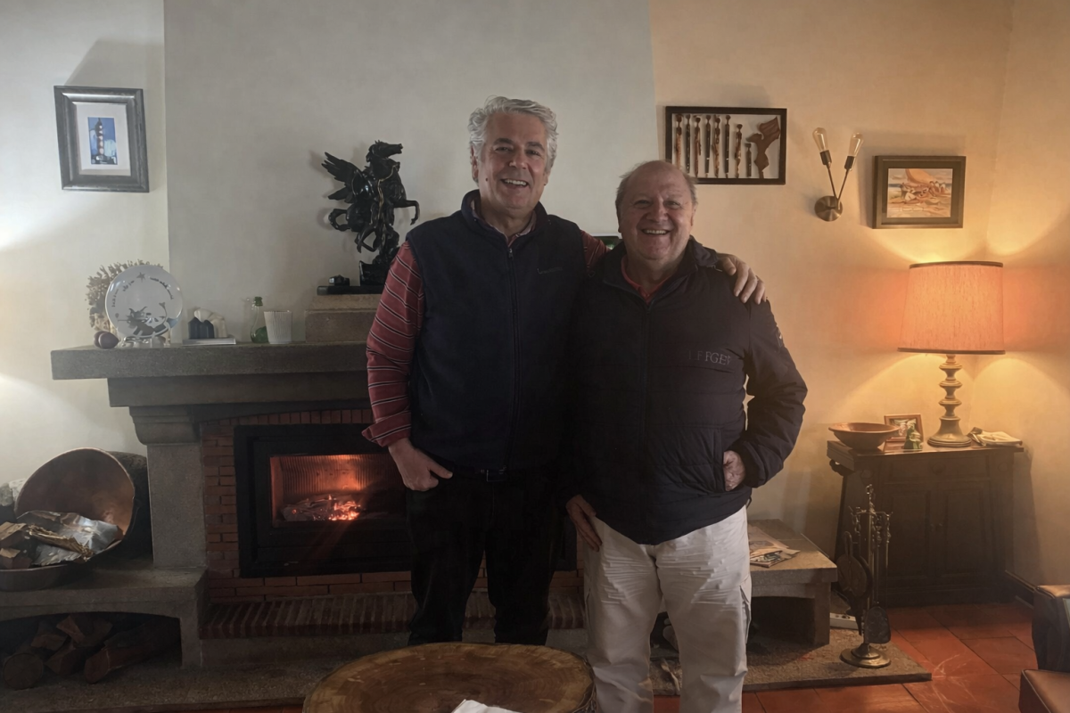 Homem e amigo diante da lareira quente