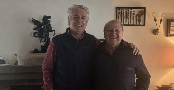 Homem e amigo diante da lareira quente