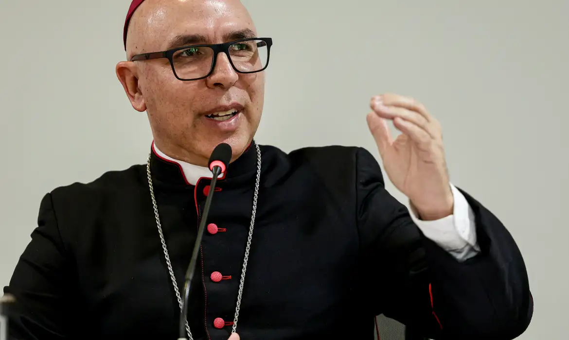 Campanha da Fraternidade foca na “grave crise habitacional” Lançada nacionalmente pelo secretário geral da Conferência Nacional dos Bispos do Brasil, Dom Ricardo Hoepers (foto Fábio Rodrigues Pozzebom/ Agência Brasil), e em Belo Horizonte, pelo arcebispo metropolitano Dom Walmor Oliveira, a Campanha da Fraternidade deste ano tem o seu foco na habitação. Dom Ricardo Hoepers entende que “a moradia não é um tema partidário” e que o “o Brasil vive uma grave crise habitacional”. Segundo ele, “são rostos, histórias, vidas marcadas pela insegurança, pela precariedade e pela exclusão. Não podemos naturalizar que alguém viva sem teto e aceitar que crianças vivam em áreas de risco. A moradia não é privilégio, é condição básica para o exercício de outros direitos”.