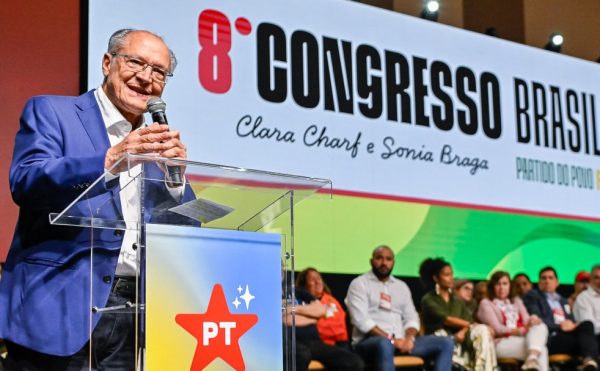 lideranças da legenda de todas as partes do país, em Brasília, o vice-presidente Geraldo Alckmin (foto divulgação/PT)