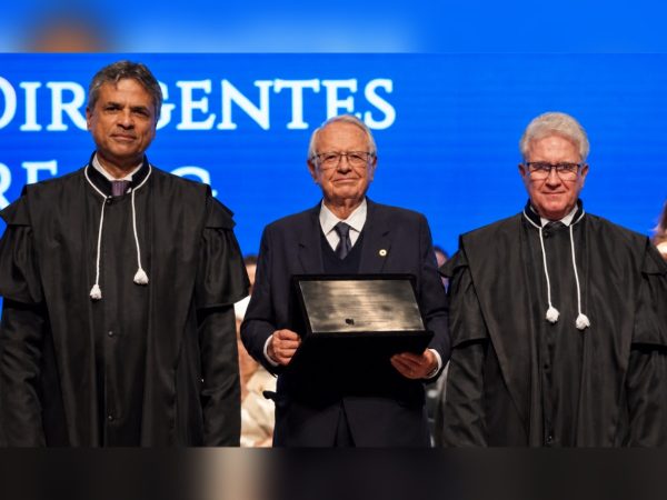 (Foto: Desembargador Carlos Henrique Perpétuo, Carlos Mário Velloso, e o Desembargador Sálvio Chaves – Reprodução/ TRT-MG)