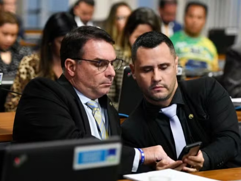 Flávio Bolsonaro e Cleitinho (foto: Roque Sá/Agência Senado)