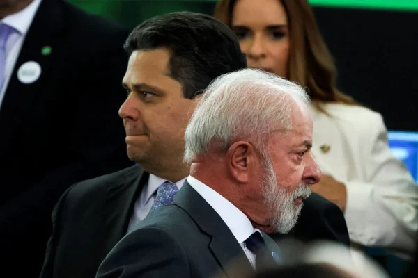 Lula e Davi Alcolumbre foto Sergio Lima AFP 1024x683