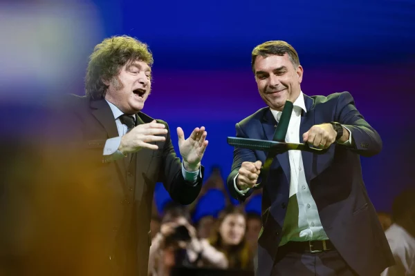 Milei e Flavio (Foto EFE/Isaac Fontana)