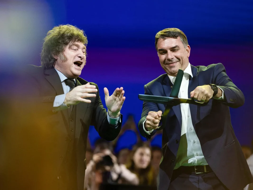 Milei e Flavio (Foto: EFE/Isaac Fontana)