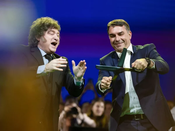 Milei e Flavio (Foto: EFE/Isaac Fontana)