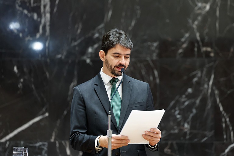 PSD busca recompor base, mas evita concessões por tempo de TV Com a saída da federação União-PP da base do governador Mateus Simões, o PSD-MG trabalha para ampliar sua frente de apoio até o fim do prazo das convenções partidárias, em 5 de agosto. O presidente estadual da legenda, deputado Cássio Soares (foto: Alexandre Netto), afirma que as negociações por novas alianças continuam. Mas, segundo ele, a candidatura à reeleição de Simões não fará concessões apenas para ampliar o tempo de propaganda eleitoral e seguirá baseada no legado da atual gestão.