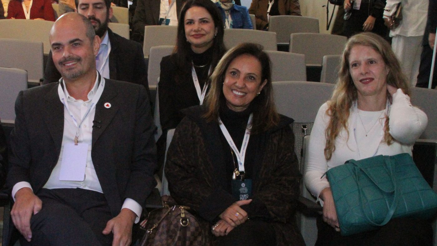 001  Em 2026   Mateus Simões, Cássia Ximenes e Luísa Barreto