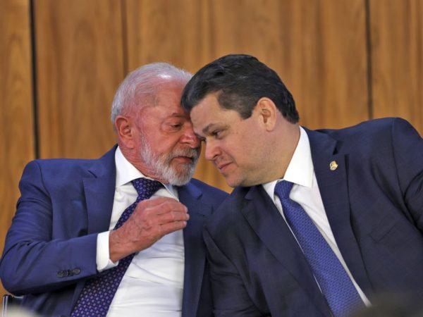 Muita raiva acumulada A conversa entre o presidente Lula e o presidente do Senado Davi Alcolumbre foi a primeira de outras que devem acontecer, mas sem a tensão que marcou o primeiro encontro entre os dois após o agravamento da crise entre Legislativo e Executivo. Assessores dos dois políticos falaram que houve uma “lavação de roupa suja, troca de acusações e muita reclamação”. Sem conseguir superar as diferenças, os dois marcaram uma outra conversa só entre os dois ainda no fim de semana. O encontro aconteceu na casa do ministro do Supremo Tribunal Federal, Alexandre de Moraes, em Brasília. (Foto José Cruz/Agência Brasil)
