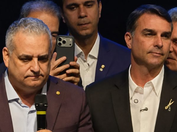 Alfredo Gaspar e Flávio Bolsonaro (Foto: Reprodução/CNN)