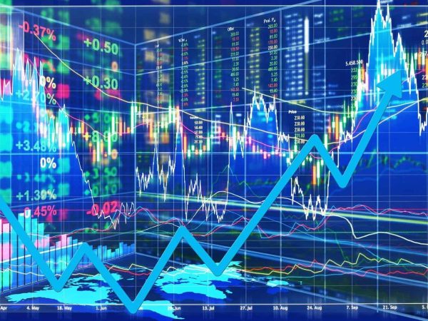 O capital estrangeiro mudou de direção na Bolsa. Até 13 de agosto, investidores externos haviam retirado R$ 15,63 bilhões da Bolsa de Valores, B3, depois de aportarem cerca de R$ 57 bilhões entre janeiro e abril. Com participação superior a 60% das negociações em parte de 2026, seus movimentos pesam fortemente sobre o mercado. Juros elevados nos EUA, incertezas fiscais e cautela diante das eleições estão entre os fatores apontados por analistas. Março de 2020 continua como referência extrema: R$ 24,2 bilhões deixaram a Bolsa. Capital global tem asas: chega depressa e, diante do risco, parte ainda mais rápido. (Foto: Reprodução/Bolsa de Valores)
