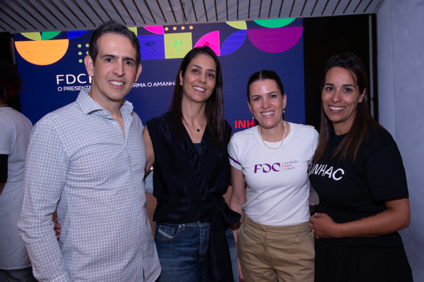 INHAC e FDC foto Carlos Olimpia (Gustavo Werneck, CEO da Gerdau, sua esposa Adriana Werneck, Ana Carolina Almeida da Fundação Dom Cabral e Sarah Rocha do INHAC)