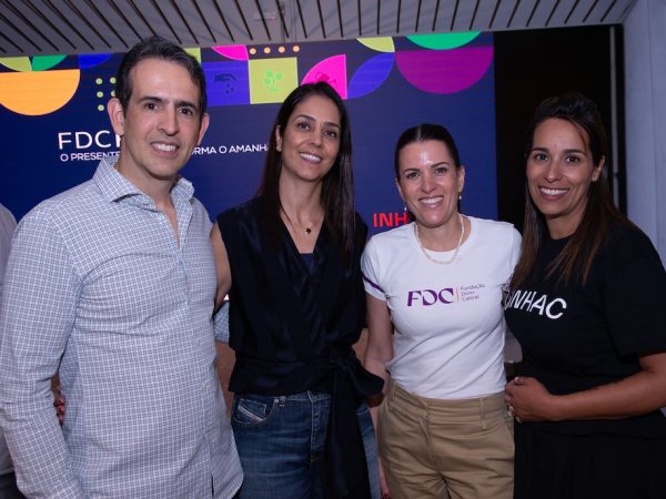 INHAC e FDC foto Carlos Olimpia (Gustavo Werneck, CEO da Gerdau, sua esposa Adriana Werneck, Ana Carolina Almeida da Fundação Dom Cabral e Sarah Rocha do INHAC)