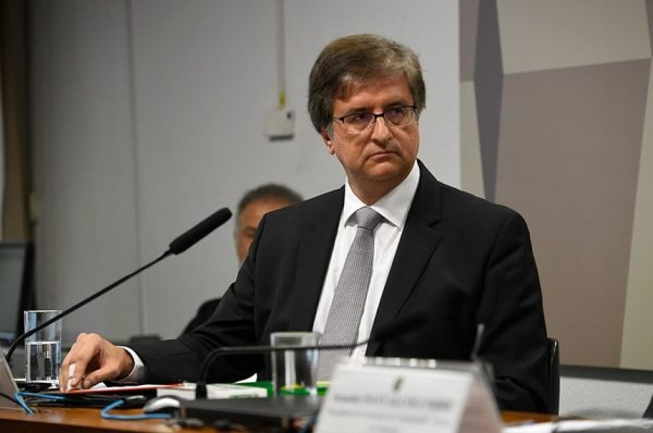 MPF fiscaliza plataforma suspeita de aliciamento de menores O MPF, comandado pelo procurador-geral Paulo Gonet (foto: Jefferson Rudy/Agência Senado), abriu procedimento para fiscalizar as medidas de segurança adotadas pelo aplicativo Discord no Brasil. A apuração mira verificação de idade, moderação de conteúdos e a representação institucional da plataforma no país. No início de agosto, a primeira-dama Janja havia pedido a suspensão da plataforma por indícios de uso para crimes como aliciamento sexual, apologia ao nazismo e estímulo à automutilação. O órgão federal pretende mapear procedimentos relacionados à violações de direitos de crianças e adolescentes no Discord e solicitar informações da fiscalização e de operações entre 2023 e 2026