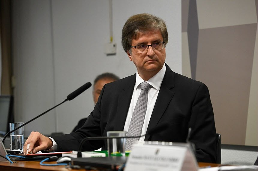 MPF fiscaliza plataforma suspeita de aliciamento de menores O MPF, comandado pelo procurador-geral Paulo Gonet (foto: Jefferson Rudy/Agência Senado), abriu procedimento para fiscalizar as medidas de segurança adotadas pelo aplicativo Discord no Brasil. A apuração mira verificação de idade, moderação de conteúdos e a representação institucional da plataforma no país. No início de agosto, a primeira-dama Janja havia pedido a suspensão da plataforma por indícios de uso para crimes como aliciamento sexual, apologia ao nazismo e estímulo à automutilação. O órgão federal pretende mapear procedimentos relacionados à violações de direitos de crianças e adolescentes no Discord e solicitar informações da fiscalização e de operações entre 2023 e 2026