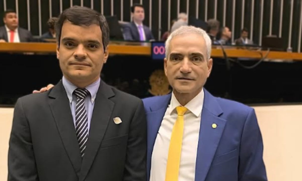 Apenas três parlamentares mineiros não disputam reeleição ou outro cargo Um total de 27 parlamentares no país não irá disputar a reeleição ou nenhum outro cargo em outubro. Três deles são mineiros. A lista é encabeçada pelo deputado federal Aécio Neves, que, aos 66 anos, ficará pela primeira vez desde 1986 fora de uma eleição geral. Também estão fora do pleito os deputados Hercílio Coelho Diniz e o senador Rodrigo Pacheco. Aécio pretende se dedicar à reorganização do PSDB e afirma que a decisão não representa aposentadoria política. Hercílio não buscará o terceiro mandato, mas pretende passar o bastão para o filho, Vinícius Diniz, que concorrerá à Câmara (foto: Instagram/reprodução). Já Pacheco recusou disputar o governo de Minas e afirmou que pretende encerrar seu ciclo na política.