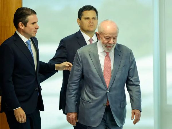 Lula Lula fecha acordo com Motta e Alcolumbre para acabar com “taxa das blusinhas” O governo Lula fechou um acordo com os presidentes da Câmara, Hugo Motta, e do Senado, Davi Alcolumbre, para levar à votação na próxima semana a medida que prevê o fim da chamada “taxa das blusinhas”. O entendimento foi construído durante encontro no Palácio da Alvorada, que também discutiu o fim da jornada 6x1, a PEC da Segurança Pública, a exploração de minerais críticos e o regime tributário para serviços de data centers. A medida provisória que suspende a cobrança sobre compras internacionais de até US$ 50 precisa ser aprovada pelo Congresso até 8 de setembro para não perder a validade. Caso contrário, a tributação poderá voltar a ser aplicada. (Foto: Fabio Rodrigues-Pozzebom/Agência Brasil)