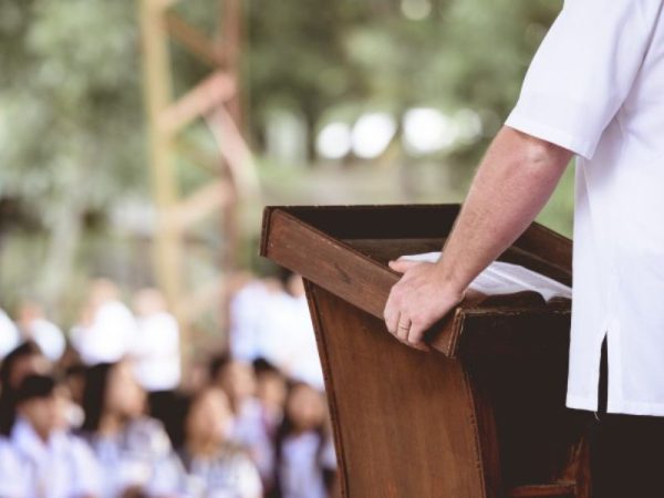Campanha em espaço religioso (Foto: Reprodução/Congresso em Foco)