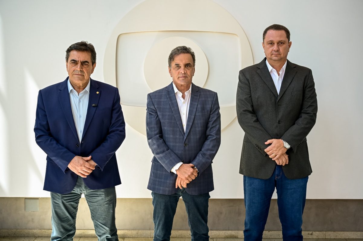 (Na foto, da esq. para a dir.: Domingos Sávio, Aécio Neves e Manoel Carvalho)