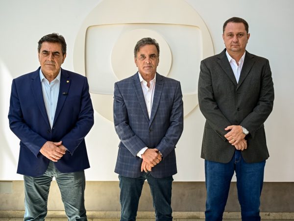 (Na foto, da esq. para a dir.: Domingos Sávio, Aécio Neves e Manoel Carvalho)