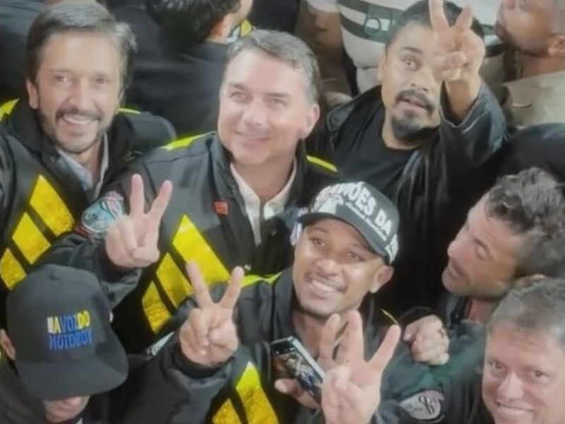 Flávio e motoboys (foto: Reprodução/Instagram)