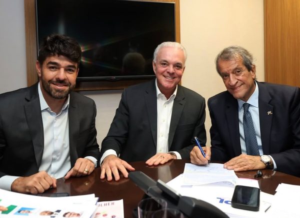 Na foto, da esq. para a dir.: deputado federal Zé Vitor, prefeito Sérgio Ferreira e o ex-deputado Valdemar Costa Neto. (Crédito: Instagram