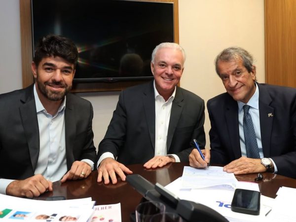 Na foto, da esq. para a dir.: deputado federal Zé Vitor, prefeito Sérgio Ferreira e o ex-deputado Valdemar Costa Neto. (Crédito: Instagram)