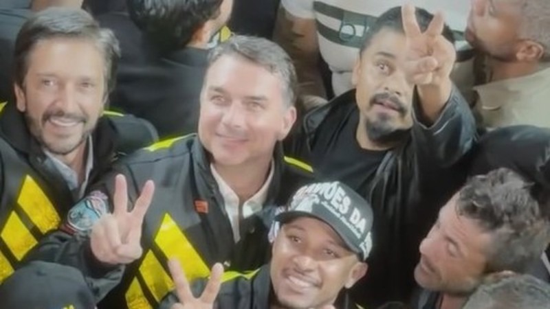 Flávio e motoboys (foto: Reprodução/Instagram)
